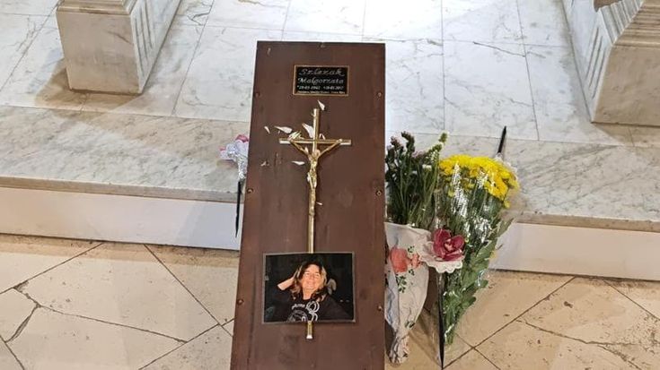 Vittima di femminicidio, celebrato a 12 anni dalla morte il funerale di ‘Margherita’ Zlezak Malgorzata: nessuno aveva reclamato il corpo della donna uccisa a Bari