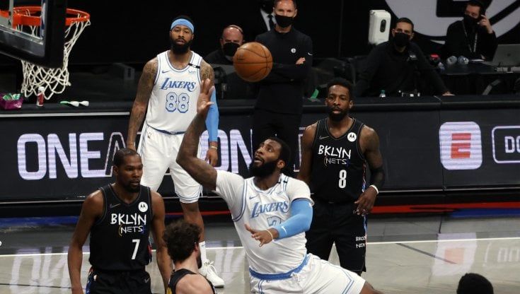 Basket Nba: i Nets s'inchinano ai Lakers, Philadelphia li riprende in vetta