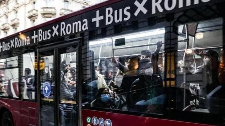 Bus investe pedone in via del Tritone, grave turista australiano