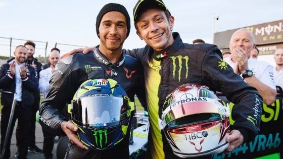 Motori, Rossi: "Che bello guidare la Mercedes di Hamilton, mi sono sentito un vero pilota". Lewis: "Vale è una leggenda"