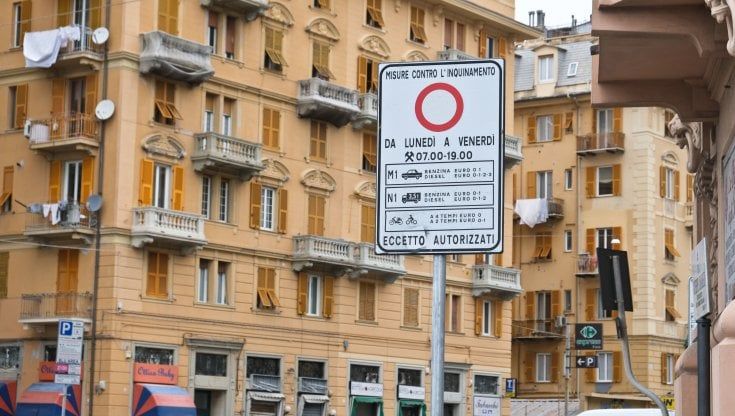 Ordinanza anti smog a Genova, finito il periodio di tolleranza, arrivano le multe: ecco le regole