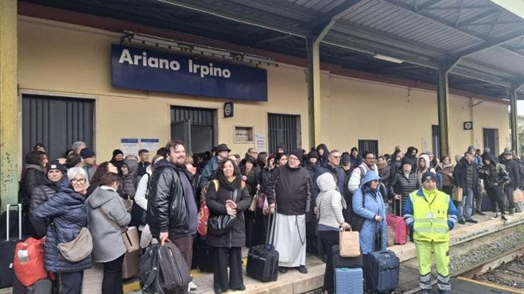 “Abbandonati in stazione a Ariano Irpino, c’è chi è tornato a Roma: io ho impiegato 15 ore per Bari”