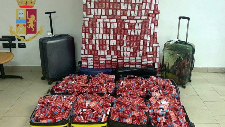 Milano, in un hotel oltre 130 chili di tabacco di contrabbando nascosto nei trolley: 5 arresti
