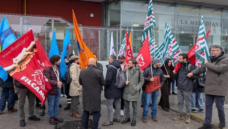 Ex mensa ferroviaria Napoli, sit-in per dire “no” alla chiusura dei locali nella Stazione centrale