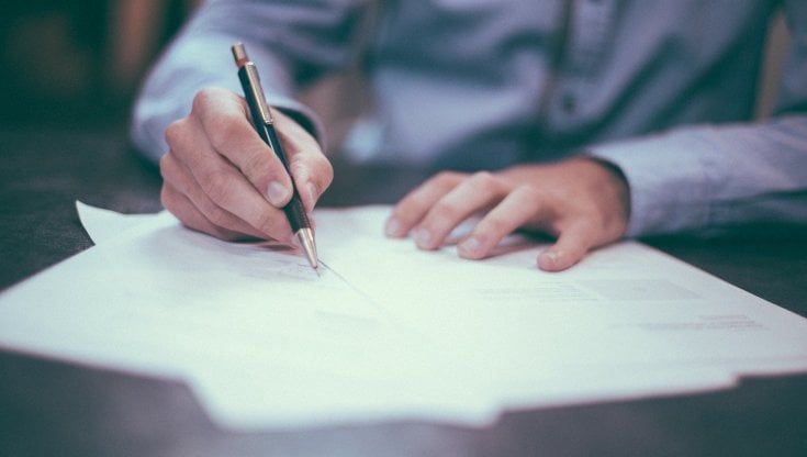 Gli italiani dicono addio alle lettere con francobollo. E Poste fallisce gli obiettivi di qualità nella consegna