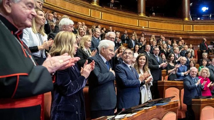 Concerto di Natale in Senato, standing ovation per Mattarella. La Russa: “Speriamo in una pace giusta”