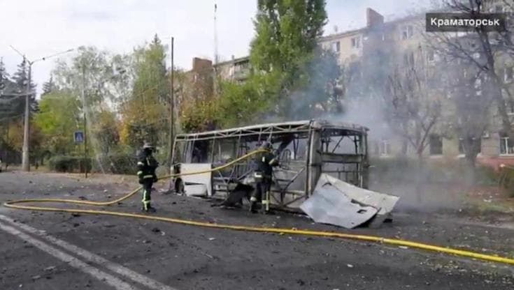 Ucraina, raid russo su due autobus a Kramatorsk: 33 le vittime