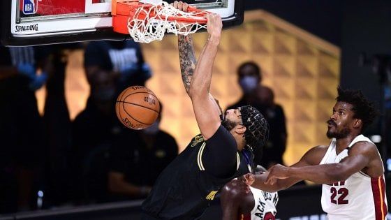 Basket, Finals Nba: Davis più LeBron, Miami non può nulla. Lakers sul 2-0