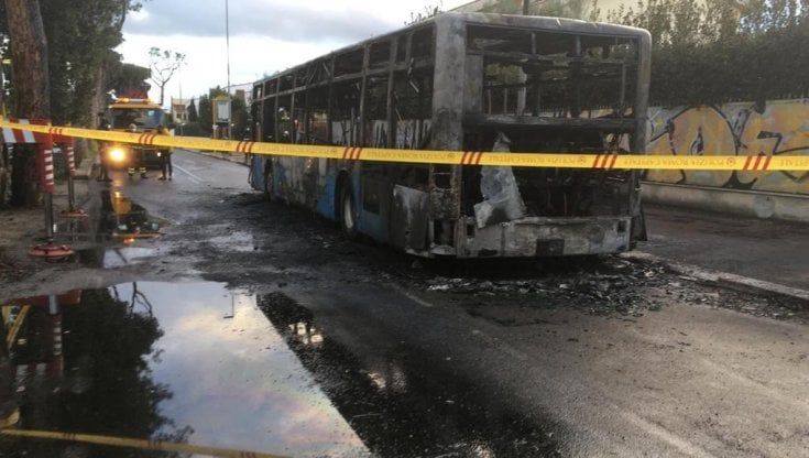 Bus a fuoco, 12 dirigenti Atac rischiano il processo: "Controlli inadeguati e manutenzioni leggere"
