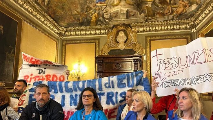 Bologna, i dipendenti comunali interrompono il consiglio: “Meno assunzioni di quanto promesso”