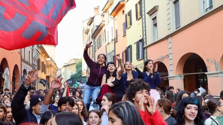Studenti in rivolta, volti e parole del movimento: “Fondi alle classi, non alla guerra”