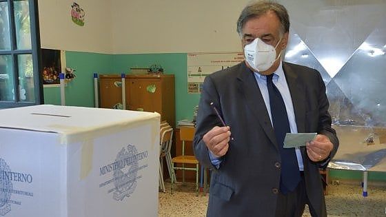 Palermo, movida selvaggia: stop a due pub, Orlando minaccia di chiudere anche le piazze