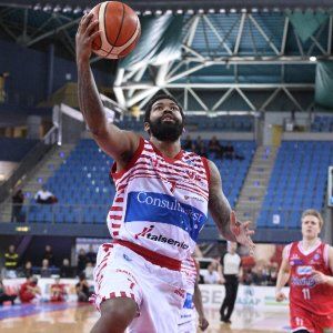 Basket, Reggio Emilia cade a Pesaro. Venezia, esonerato Recalcati