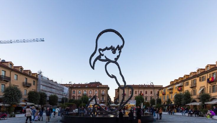 Alba, svelata la statua bambina "che non rinuncia a guardarti in volto" 