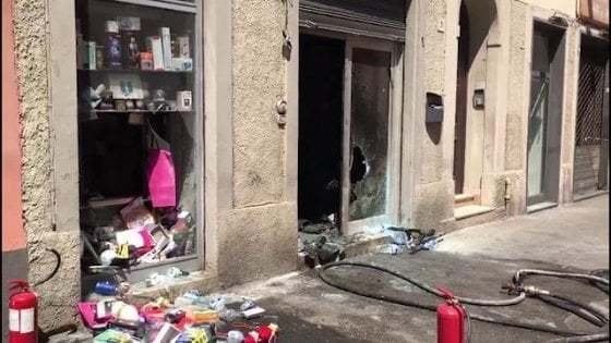 Livorno, bomba carta in un negozio: è collegata con i precedenti attentati?
