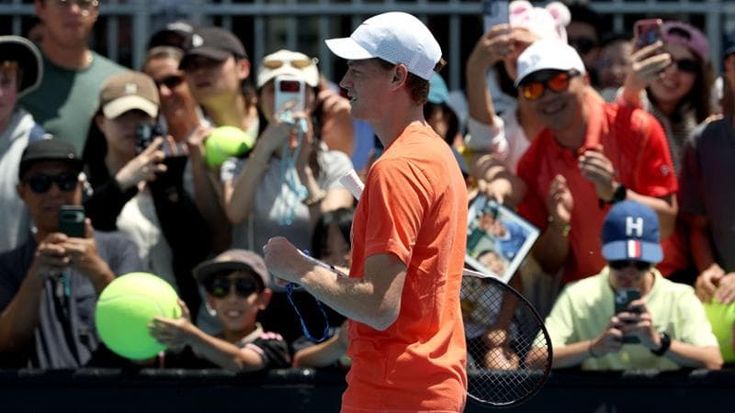 Sinner in divisa gialla agli Australian Open: “Il prossimo anno il colore provo a sceglierlo io”