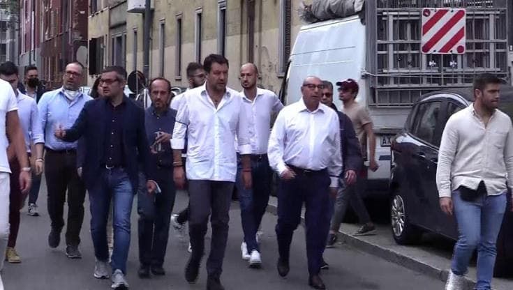 Milano, ai gazebo della Lega volantini di Salvini: il volto del candidato sindaco Bernardo non c'è
