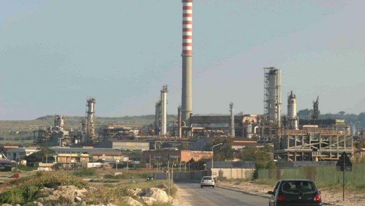 La svolta della raffineria siciliana: Lukoil dribbla l’embargo, la vendita di Priolo si allontana