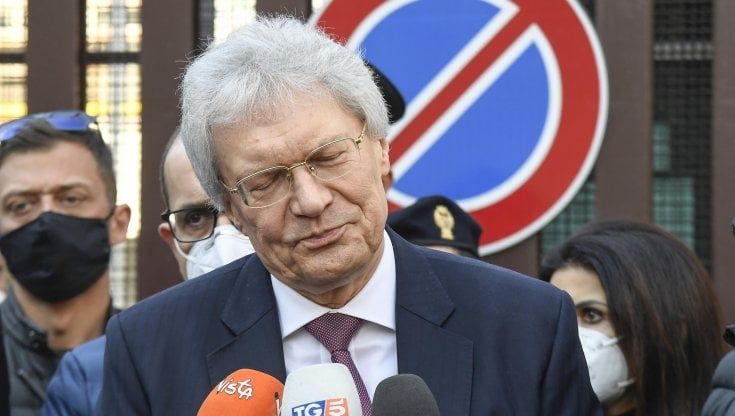 Razov e parte del M5S chiedono lo stop delle armi all'Ucraina