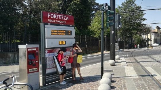 "Mancano le pensiline alle fermate del tram". A Firenze scoppia la protesta 