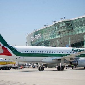Col parapendio volano vicino agli aerei in atterraggio, indagine della procura