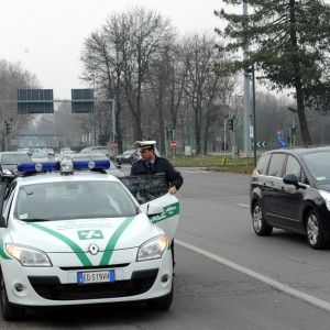 Milano, passa col rosso poi picchia i vigili che lo controllano: arrestato vigilantes