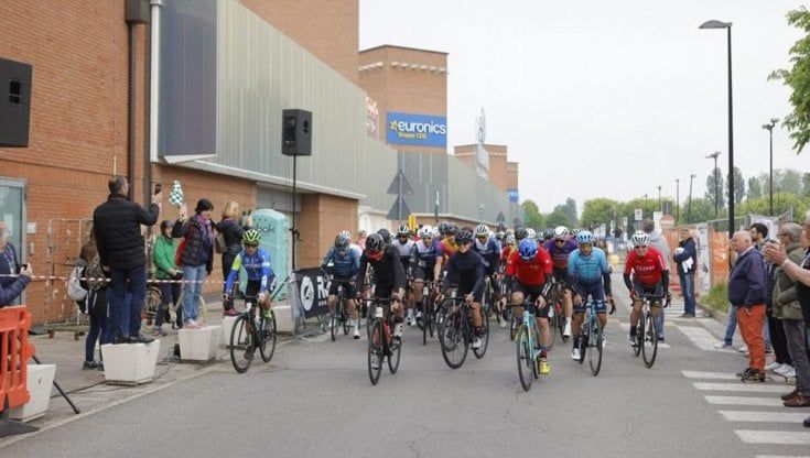 Ciclismo, la denuncia di Davide Cassani: "Puntine da disegno sul tracciato della Dieci Colli, che tristezza"