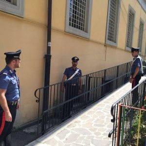 Roma, Esquilino: stupro di gruppo su donna incinta in cortile scuola. Due arresti