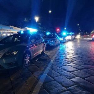 Parma, in 250 davanti a un locale: la polizia lo chiude per cinque giorni 