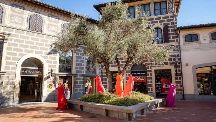Sculture in movimento all'Outlet di Barberino nella mostra del movimento Cracking Art