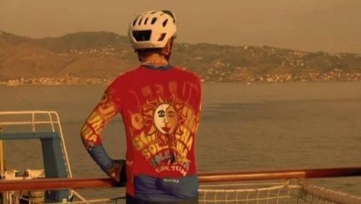 Jovanotti, lo sbarco in Sicilia: in bici verso Palermo