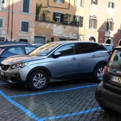 Parcheggi, nuovi sensori smart contro i furbetti delle strisce blu