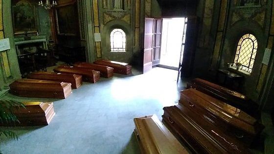 Coronavirus, a Tortona il cimitero scoppia: bare anche nella cappella della Curia vescovile