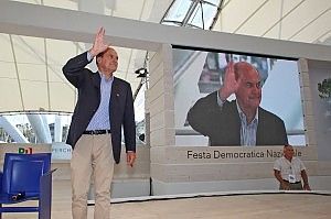 Standing ovation per Bersani<br />"Renzi? Niente plebisciti"