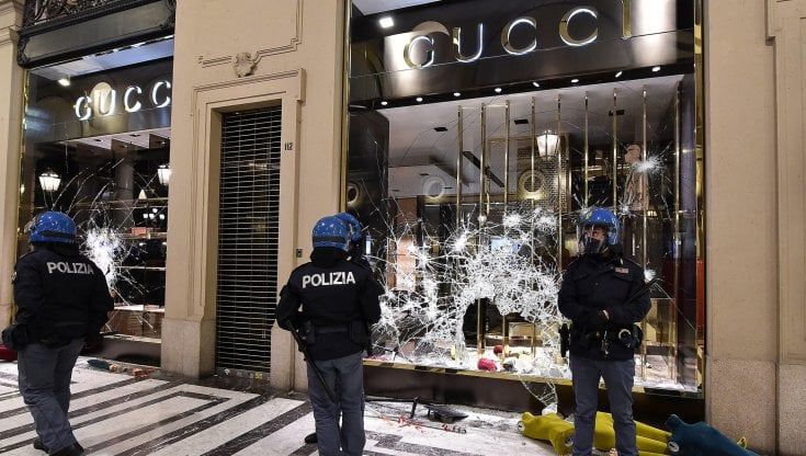 Assalto ai negozi, il gip non convalida arresti: "Devastazione e saccheggio? No, solo furto aggravato"