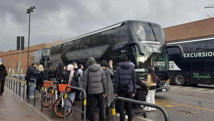 Primo giorno dei saldi sul bus dello shopping: “Obiettivo, l’outlet”
