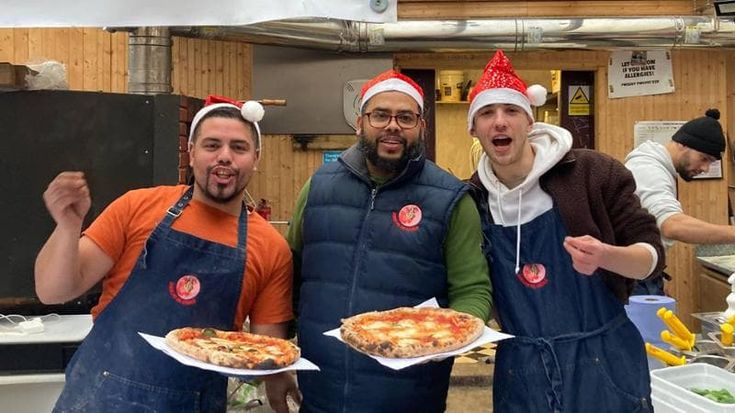 Londra: pizza a domicilio, canti di Natale e solidarietà