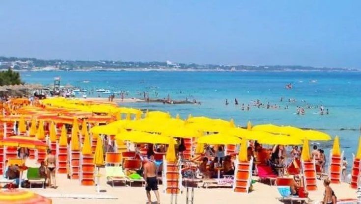 Puglia, un mare di rincari: i lidi aumentano i prezzi anche del 10%. Ad agosto ombrelloni da 50 euro al giorno. "Ma non siamo i più cari d'Italia"