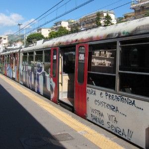Sasso contro treno nel napoletano, donna ferita alla testa