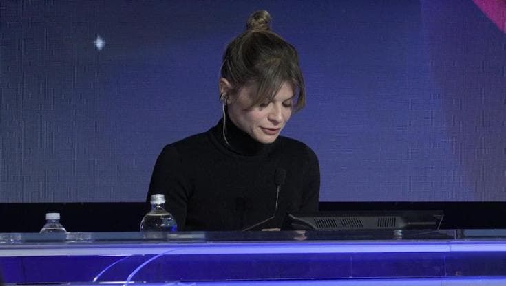 Alessandra Amoroso legge gli insulti ricevuti online: la voce rotta dell'artista