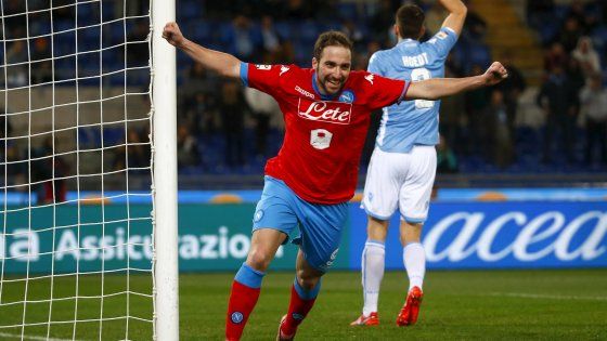 Napoli a passo di carica anche a Roma, battuti Lazio e tifo razzista