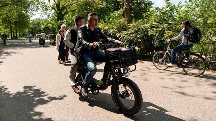 Amsterdam, la capitale della bici ferma le fatbike elettriche. Vietate nel Vondelpark. “Come moto”