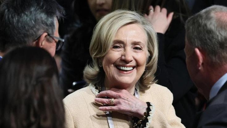 Hillary Clinton si difende: “Essere nei file di Epstein non vuol dire essere colpevoli”