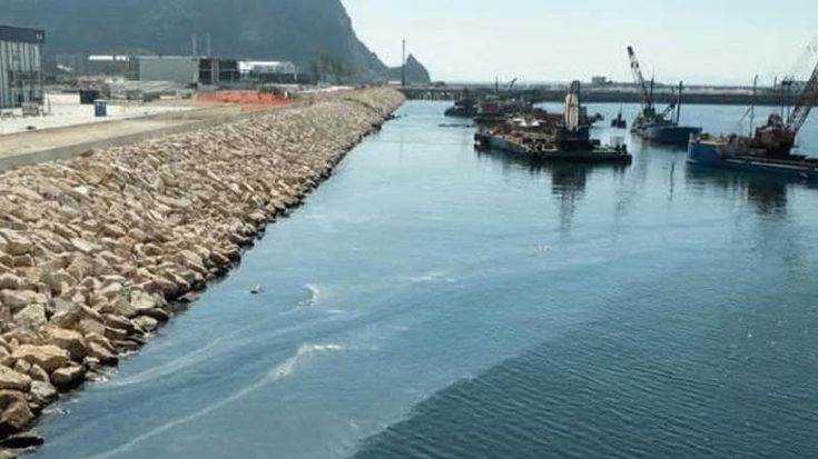 Bagnoli, chiazze in mare nuovo scontro sui dragaggi.De Rossi: “Nessuna anomalia”