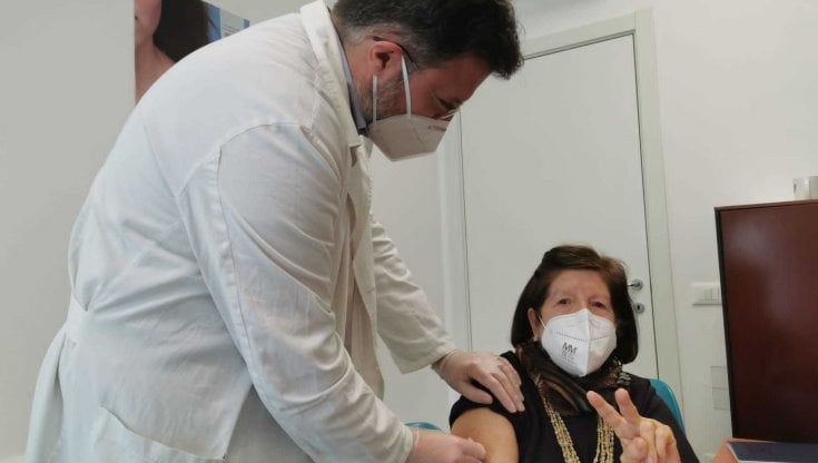 Covid, il nuovo vaccino bivalente per le terze e quarte dosi. Niente quinta dose per chi ha già fatto i due booster