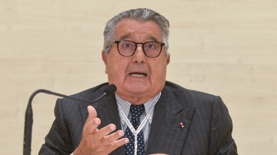 Editoria, De Benedetti: "Giornali pilastro democrazia. Ma social media contribuiscano a costi"