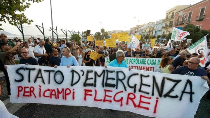 Pozzuoli, gli sfollati in corteo: “In migliaia fuori casa, chiediamo lo stato d’emergenza”