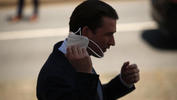 Austria, il cancelliere Kurz nei guai per l'inchiesta Ibizagate: indagato per falsa testimonianza. Ma lui: "Non mi dimetto"