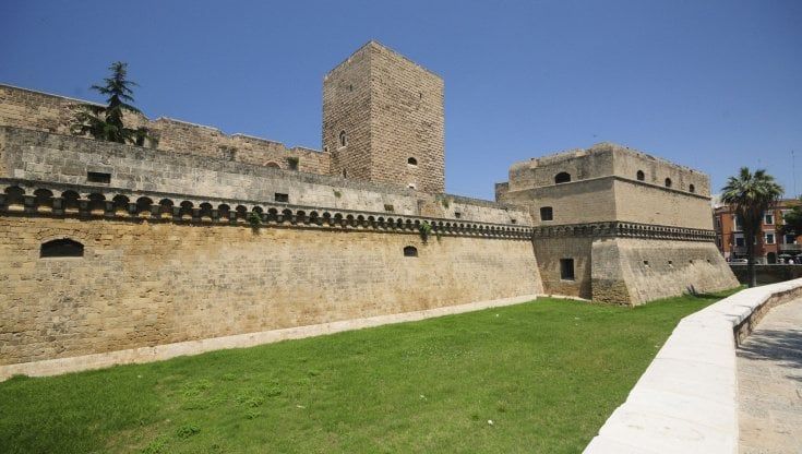 Bari, per il Bif&st monumenti e palazzi si colorano con foto e filmati d'epoca della città