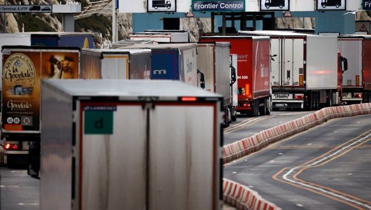 Brexit, caos alla dogana: le esportazioni della Gran Bretagna crollano del 68% 